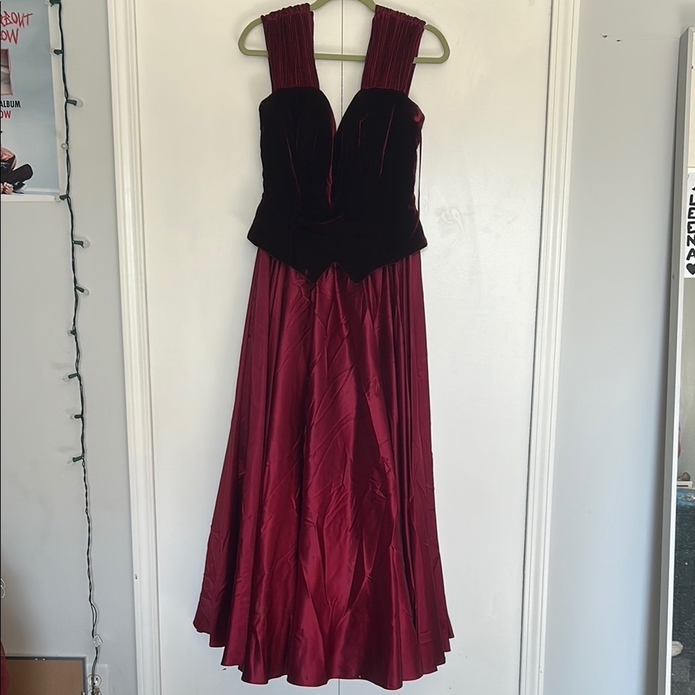 Les Robbs - Elegant Burgundy Strapless Dress - Picture 1 of 6